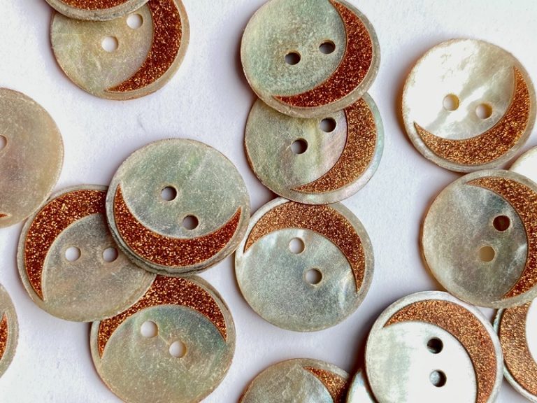TGB Shell Buttons With Coppery Glitter Crescent Moon - Size 18mm (4607)