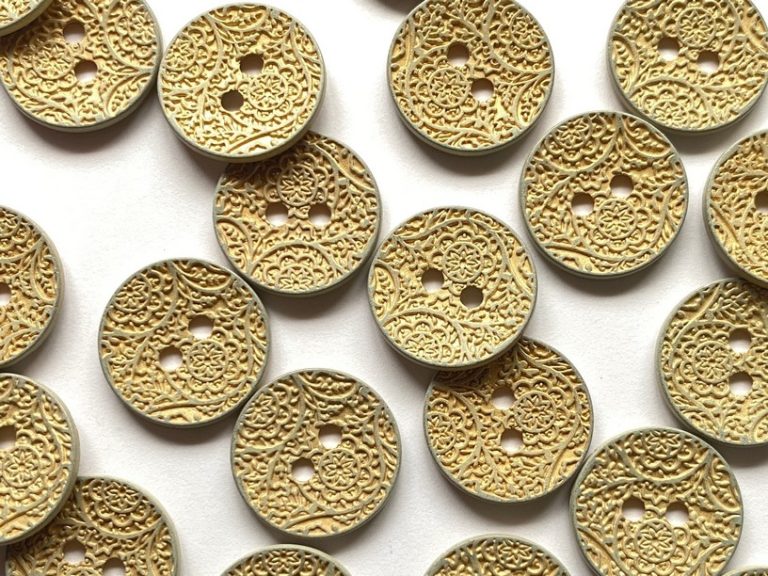 TGB Grey Metal Buttons With Cream Corn Colour Floral Design - 15mm (4709)