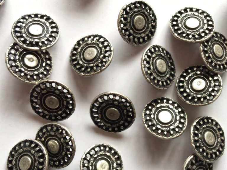 TGB Old Silver Colour Metal With Cut Out Pattern Buttons - 18mm (4019)