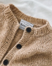 Load image into Gallery viewer, NOVICE CARDIGAN JUNIOR - CHUNKY EDITION Pattern by PetiteKnit