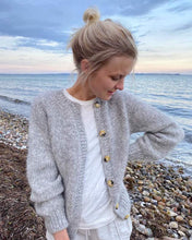 Load image into Gallery viewer, Novice Cardigan Chunky by PetiteKnit